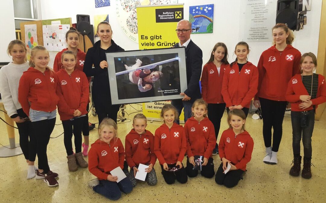 Wolfgang Lehner, verantwortlich für das Kunstturnen beim SV Gymnastics Gänserndorf, gratulierte der WM-Finalistin Marlies Männersdorfer gemeinsam mit Gänserndorfs Kunstturnnachwuchs zu ihrer Leistung.