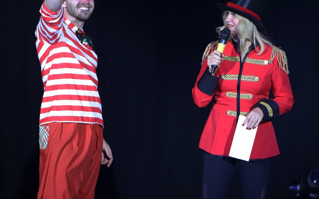 Zirkusdirektorin und Clown
